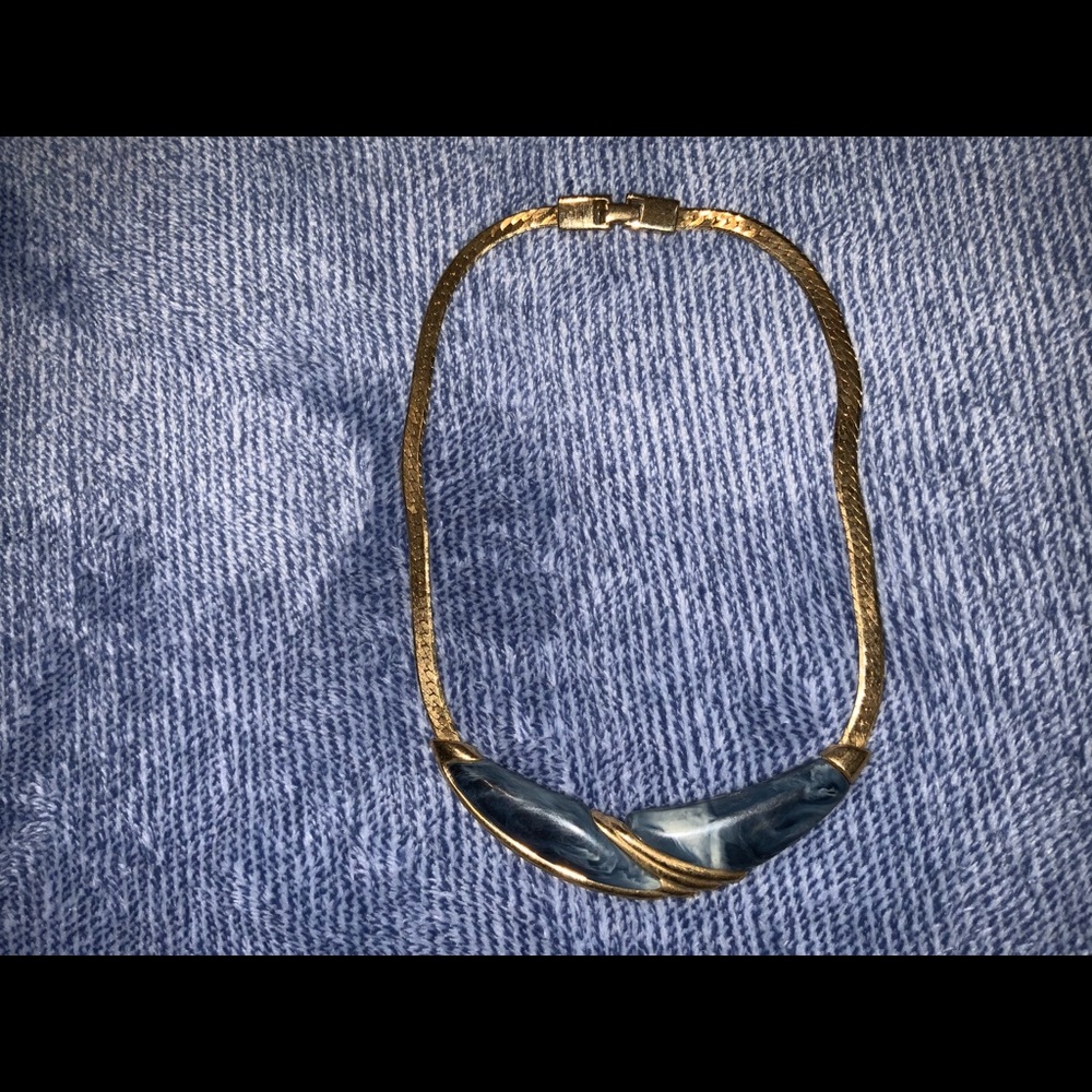 COSTUME JEWELRY 18 inch necklace.
